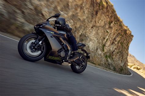 triumph daytona 660 specifications